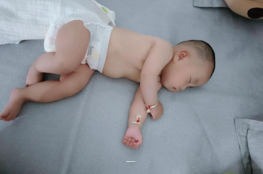 丽江孕妇肚子一跳一跳